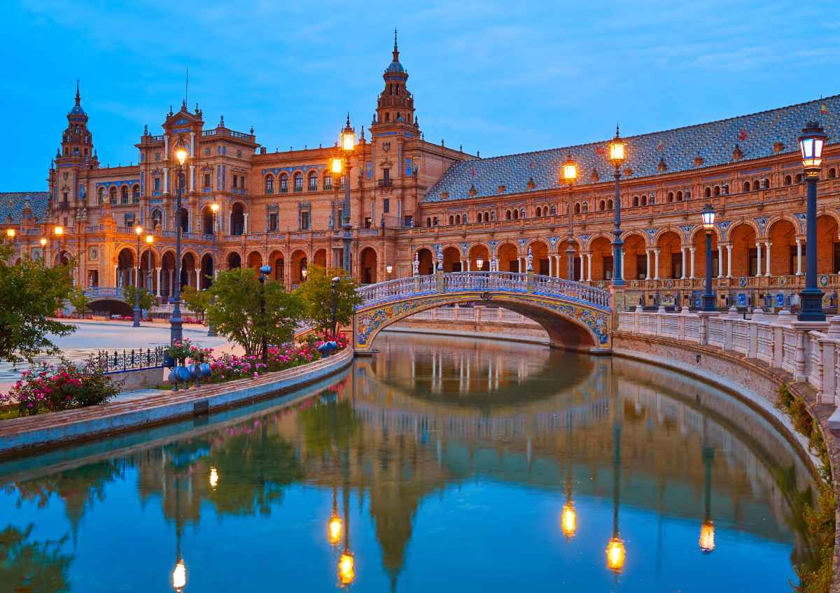 Plaza De Espana Seville.jpg